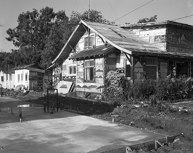 Sanford Darling, House of 1000 Paintings (site view, n.d.), Santa Barbara, CA, c. 1963–1973. Photo: Seymour Rosen. © SPACES—Saving and Preserving Arts and Cultural Environments.