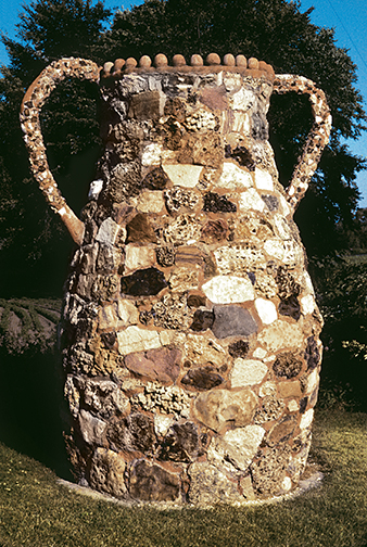 Herman Rusch, Prairie Moon Sculpture Garden and Museum (site view, giant vessel, 1975), Cochrane, WI, 1952–79. Photo: Sam and Jo Farb Hernández.