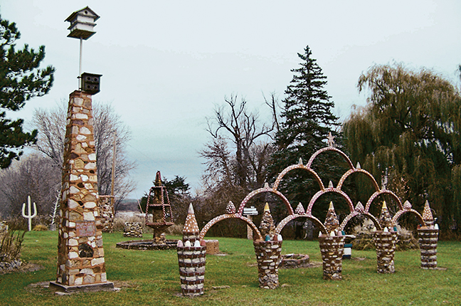 Herman Rusch, Prairie Moon Sculpture Garden and Museum (site view, This for the Birds and Arches, 2006), Cochrane, WI, 1952–79. Photo: Michelle (Shelly) R. Nooyen.